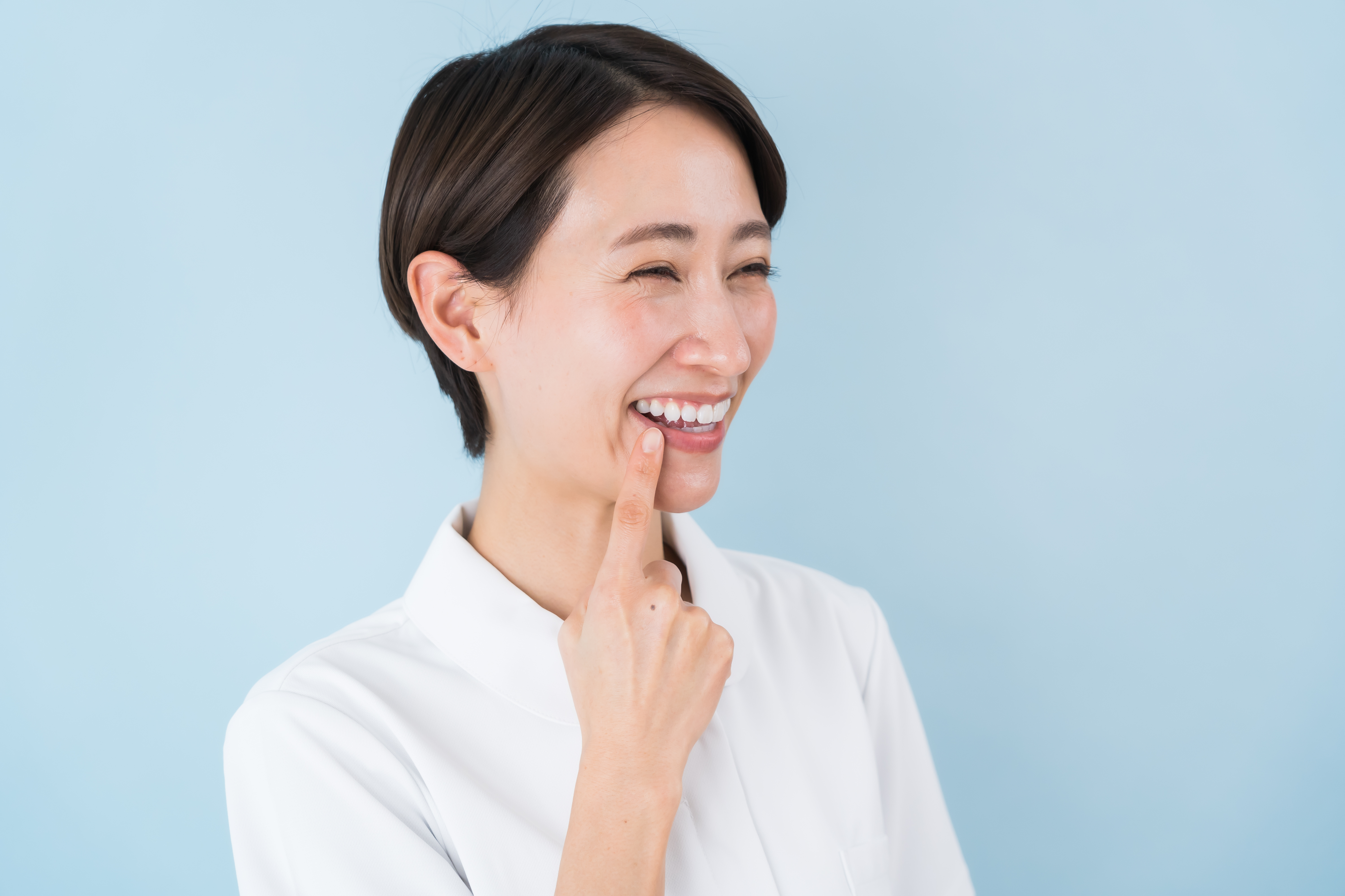 ショートヘアの女性が笑っている様子