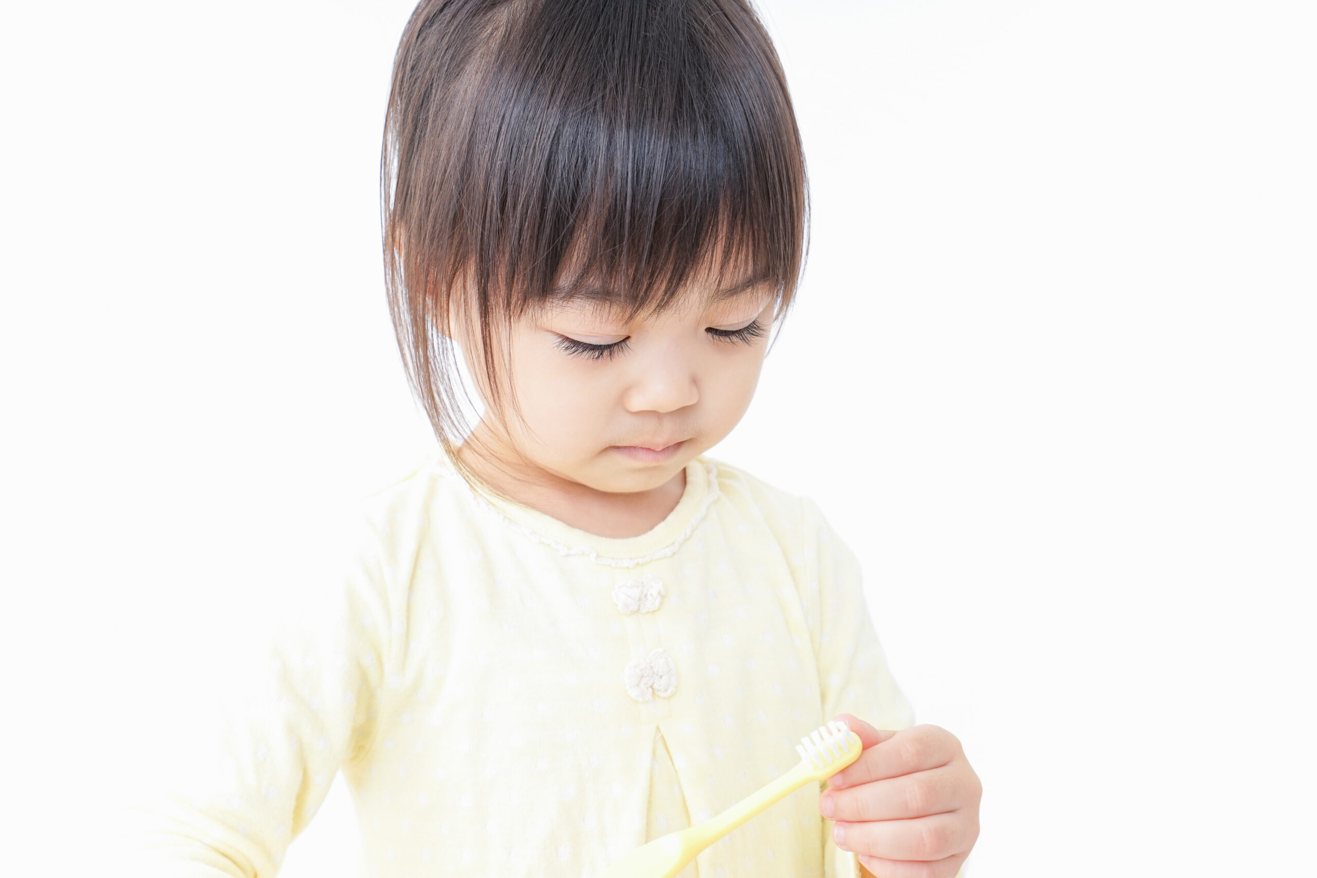 子供が歯ブラシを持っている様子